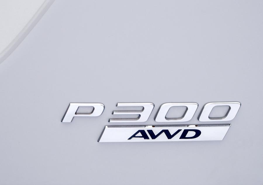 Логотип Jaguar E-Pace P300 AWD R-Dynamic 2017 года  (WW) (фото 25 из 40)